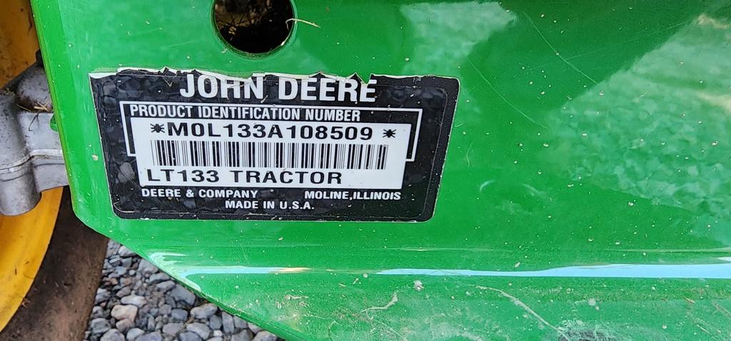 2000 John Deere LT133 Riding Mower (RUNS)(DEALER TRADE IN)