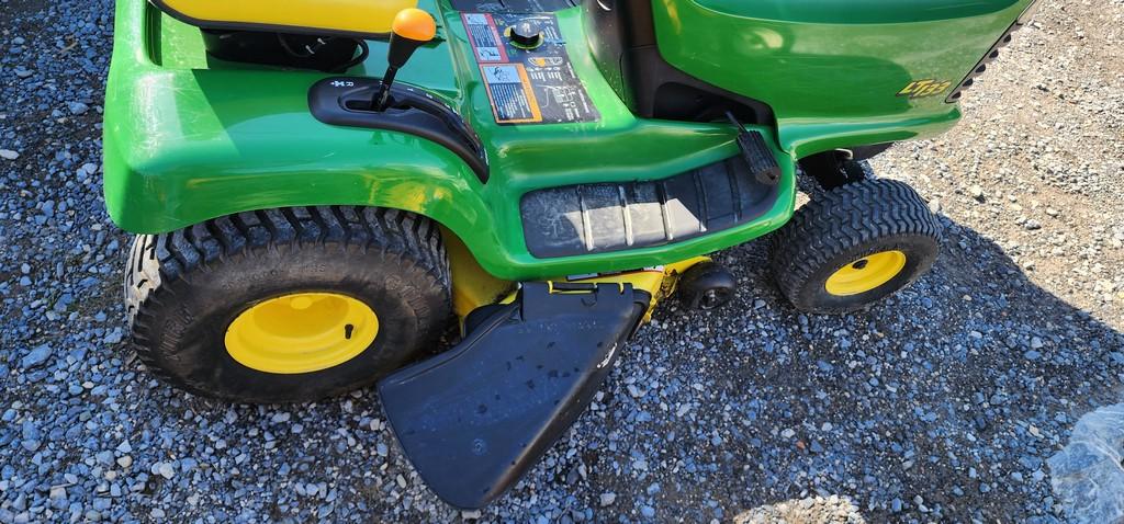 2000 John Deere LT133 Riding Mower (RUNS)(DEALER TRADE IN)