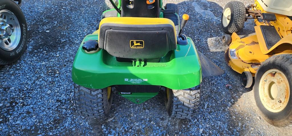 2000 John Deere LT133 Riding Mower (RUNS)(DEALER TRADE IN)