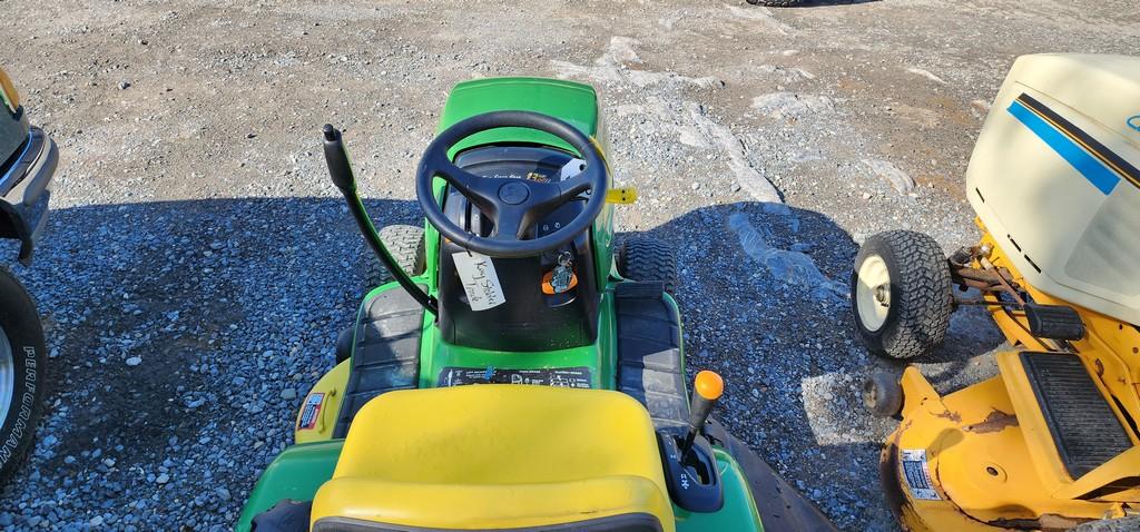 2000 John Deere LT133 Riding Mower (RUNS)(DEALER TRADE IN)