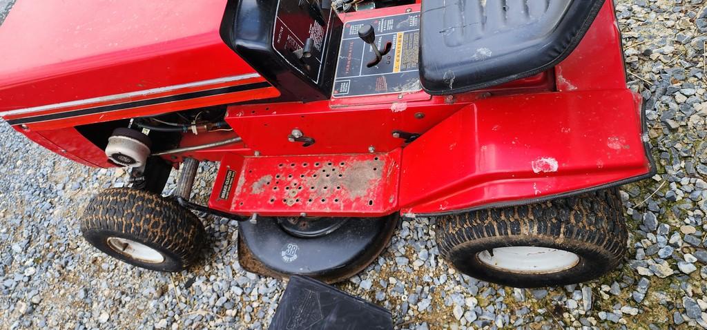 Red Riding Mower (RUNS)(DEALER TRADE IN)