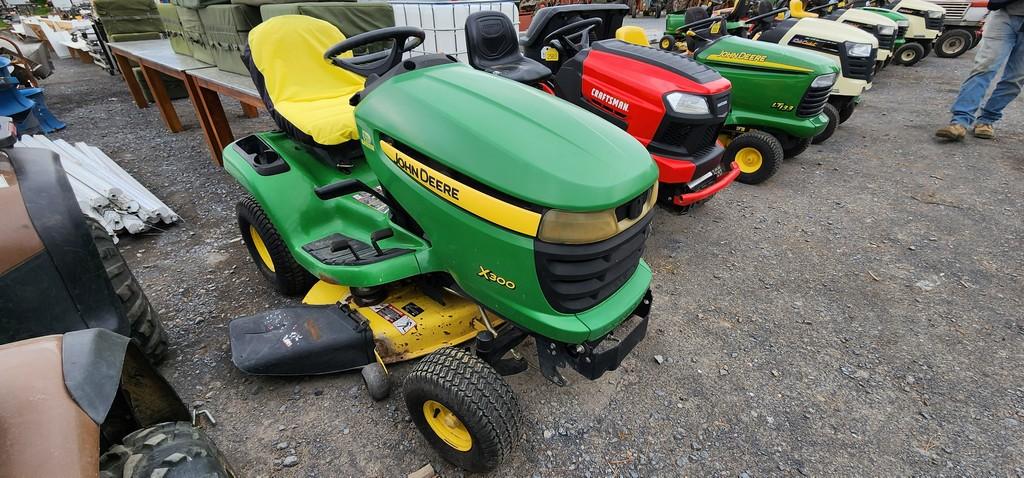 John Deere X300 Riding Mower (RUNS)