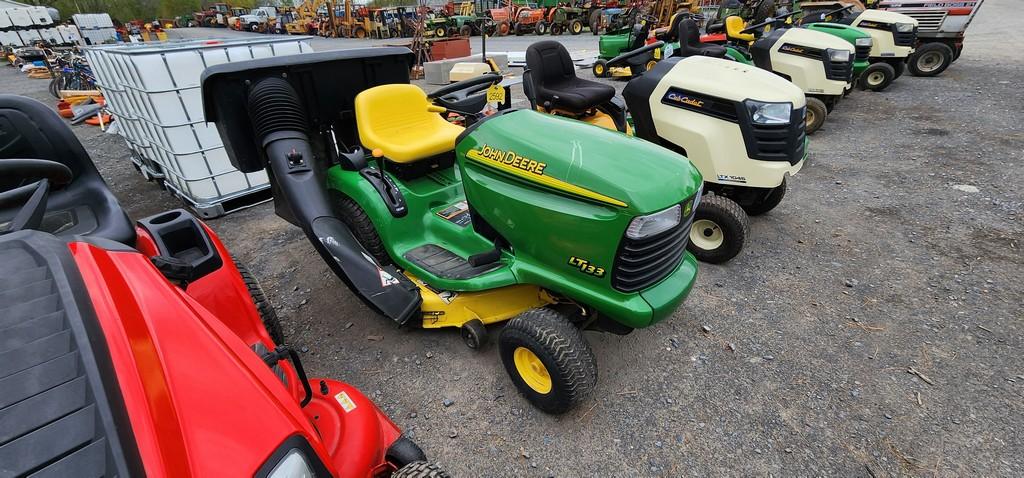 John Deere LT133 Riding Mower (RUNS)