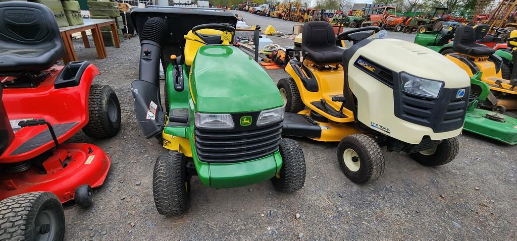 John Deere LT133 Riding Mower (RUNS)