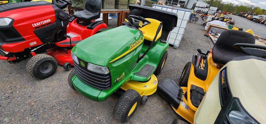 John Deere LT133 Riding Mower (RUNS)