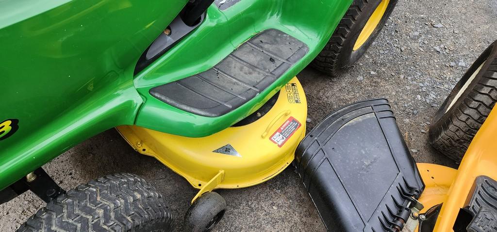 John Deere LT133 Riding Mower (RUNS)