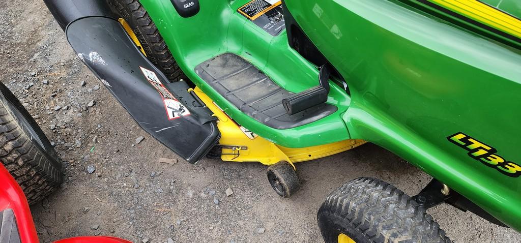 John Deere LT133 Riding Mower (RUNS)