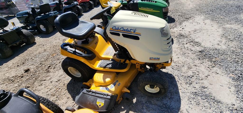 Cub Cadet LT1024 Riding Mower (RUNS)