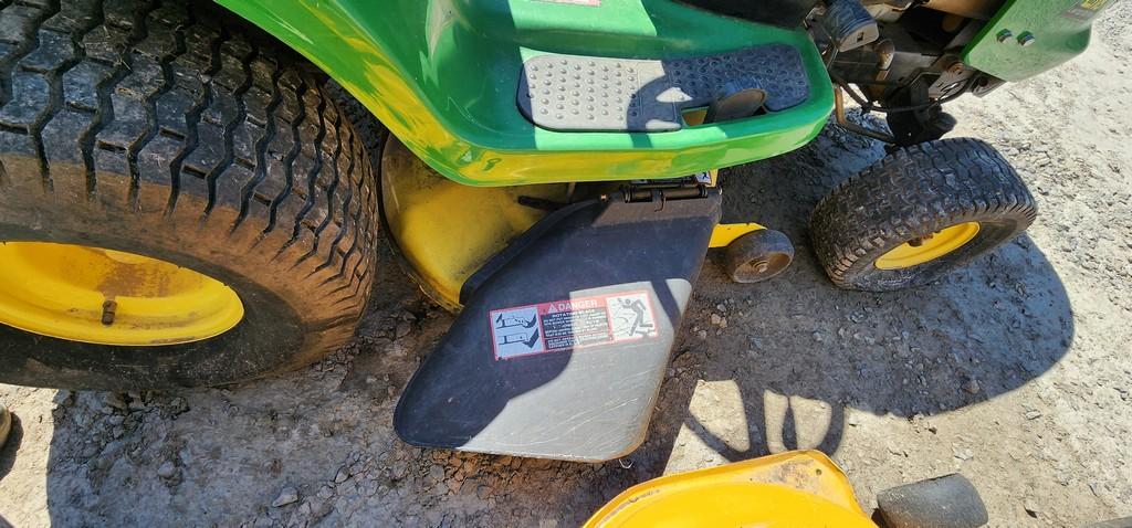 John Deere L118 Riding Mower (RUNS)