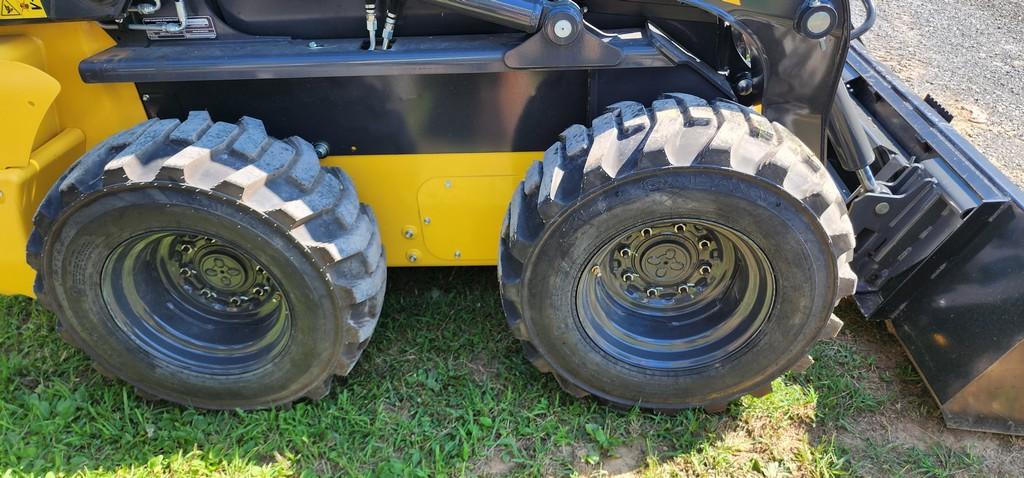 2022 New Holland L320 Skidloader (RIDE AND DRIVE) (LIKE NEW)