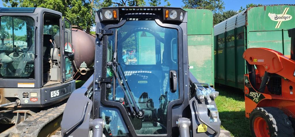 2022 New Holland L320 Skidloader (RIDE AND DRIVE) (LIKE NEW)