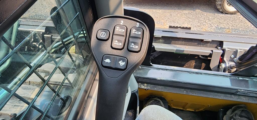 2022 New Holland L320 Skidloader (RIDE AND DRIVE) (LIKE NEW)