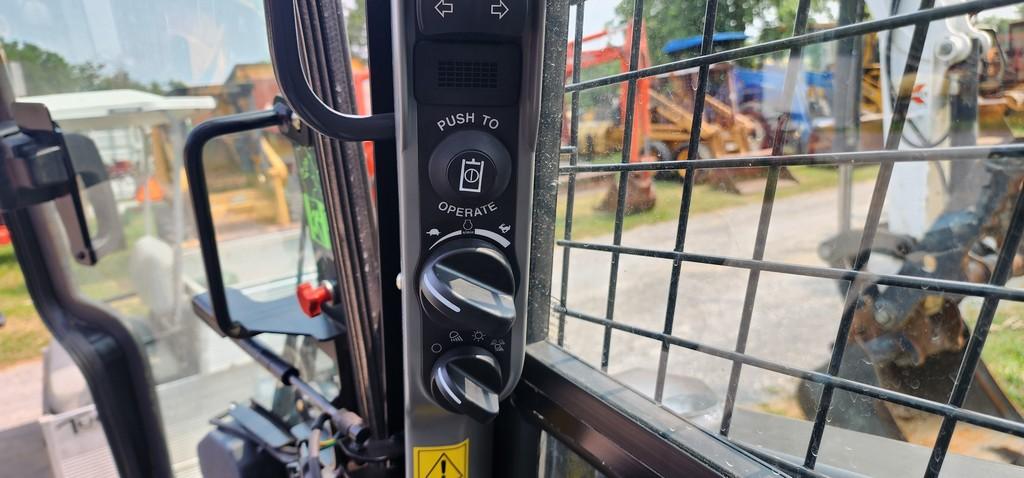 2022 New Holland L320 Skidloader (RIDE AND DRIVE) (LIKE NEW)