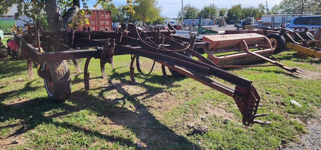 International 10 Tooth Pull Chisel Plow