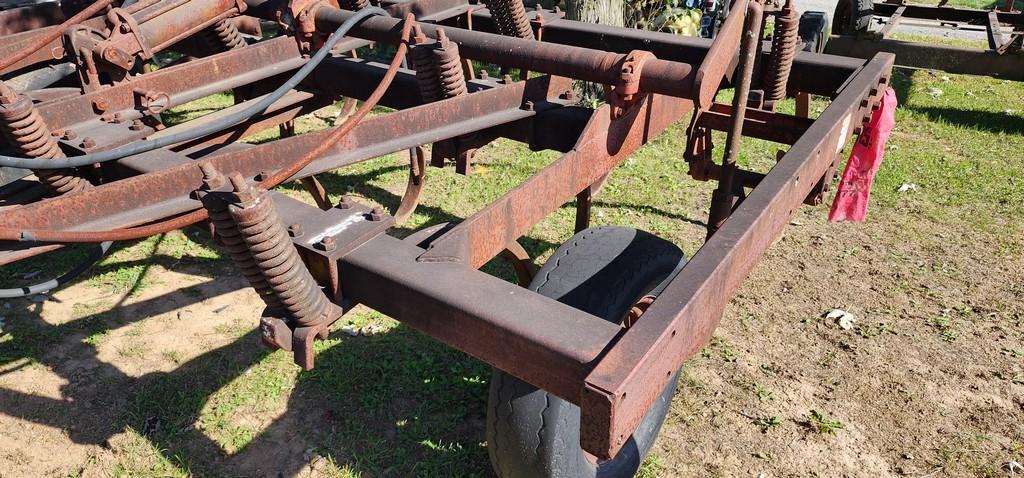International 10 Tooth Pull Chisel Plow