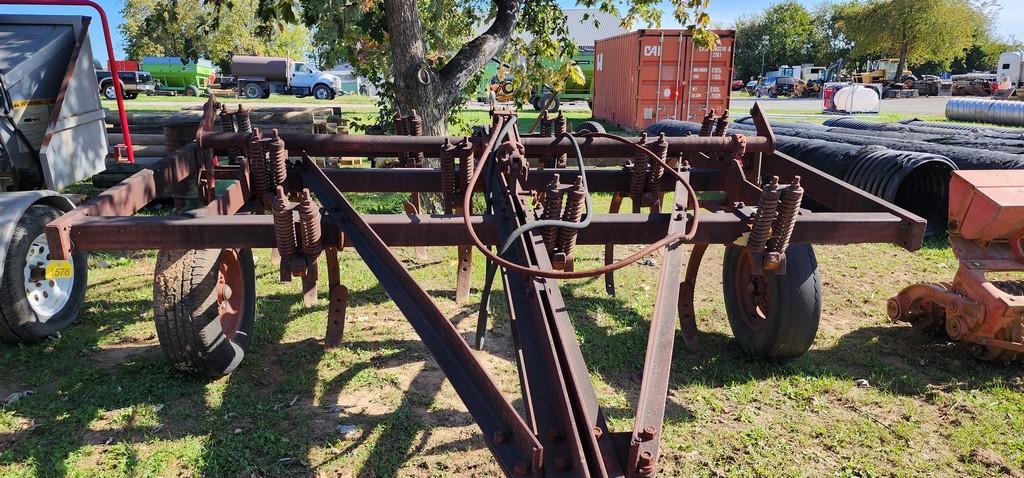 International 10 Tooth Pull Chisel Plow