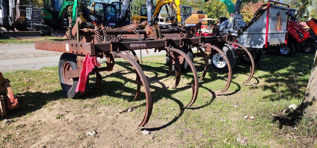 International 10 Tooth Pull Chisel Plow
