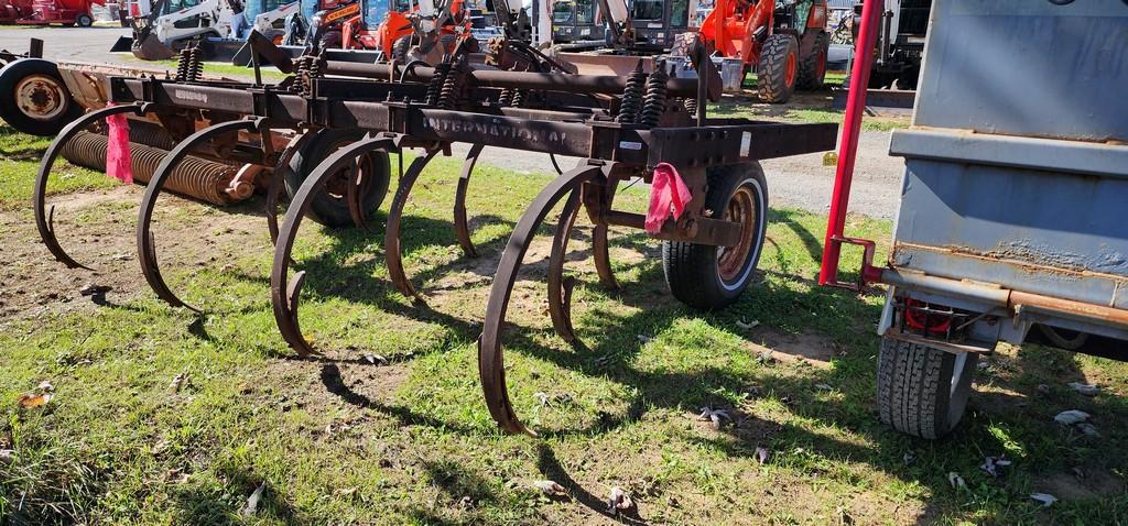 International 10 Tooth Pull Chisel Plow
