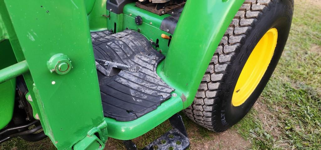 John Deere 4300 Compact Tractor W/Loader (RUNS)