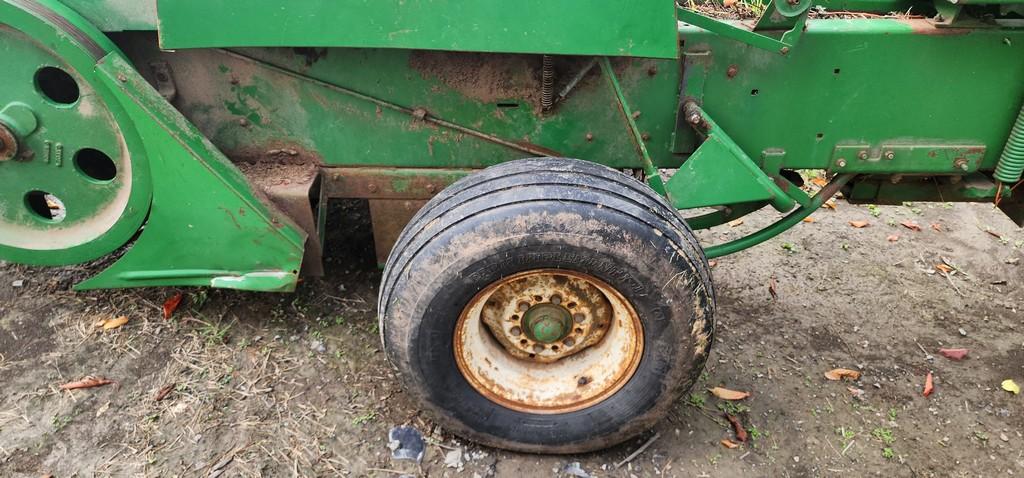John Deere 338 Square Baler