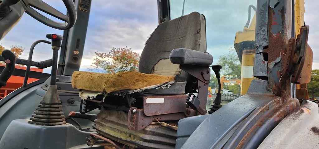 Ford 655E Backhoe (RUNS) (AS IS)