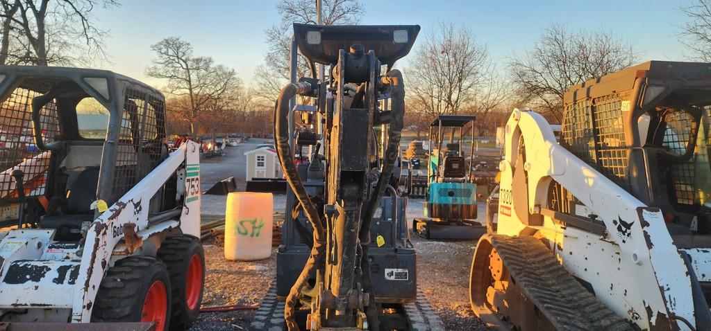 2011 John Deere 17D Mini Excavator (RIDE AND DRIVE)