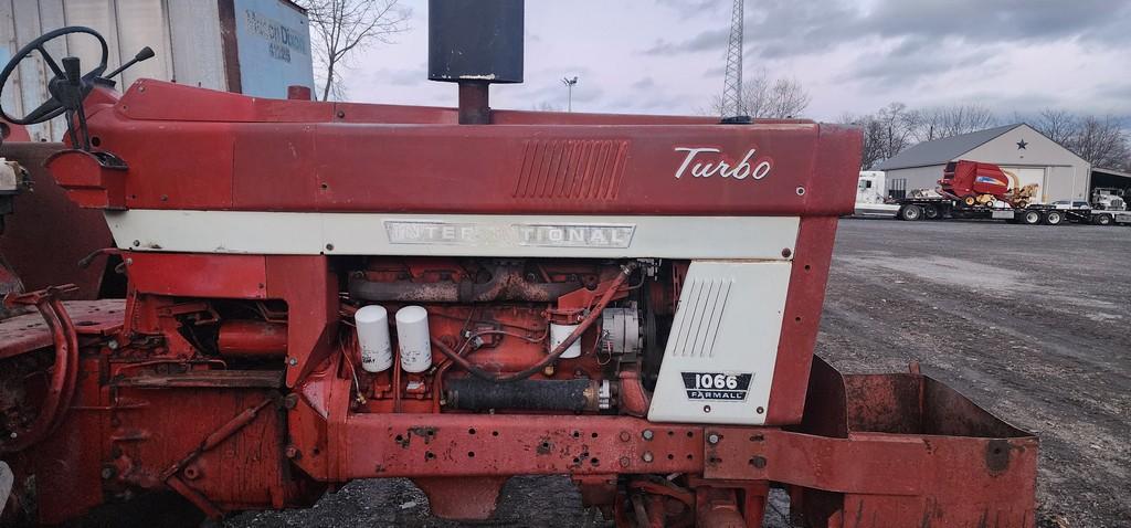 International 1066 Tractor (RUNS)