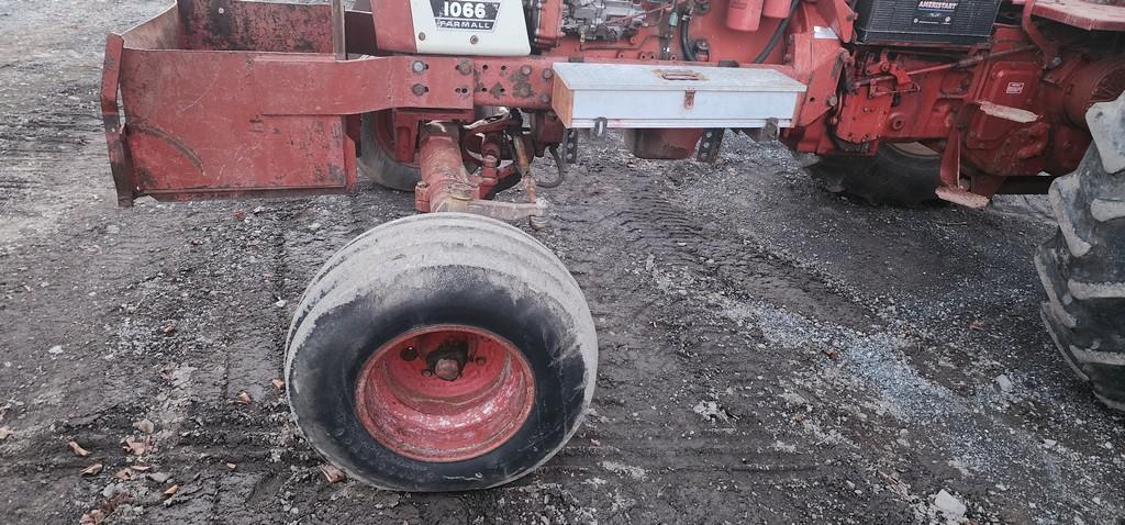 International 1066 Tractor (RUNS)
