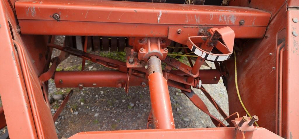 Hesston 530 Round Baler