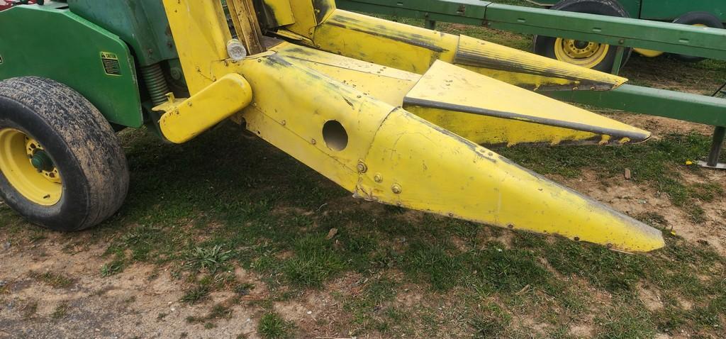 John Deere 3950 Chopper W/Head