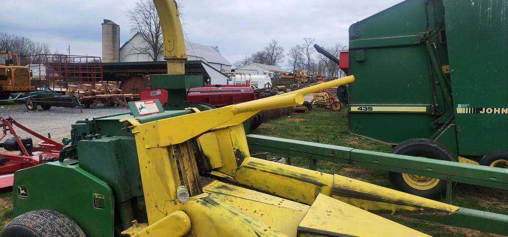John Deere 3950 Chopper W/Head