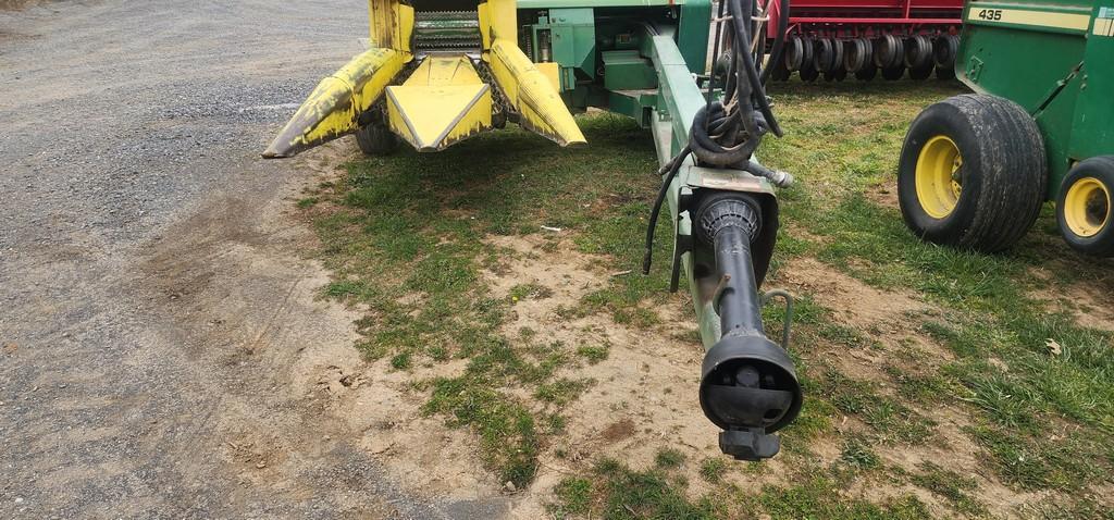 John Deere 3950 Chopper W/Head