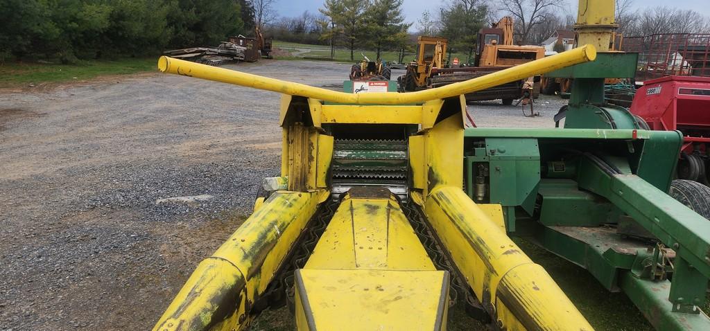 John Deere 3950 Chopper W/Head