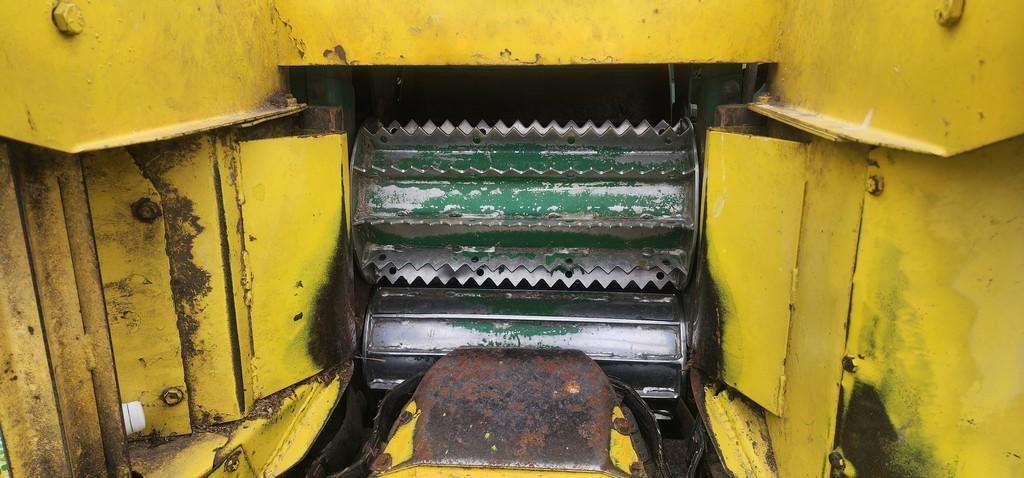 John Deere 3950 Chopper W/Head