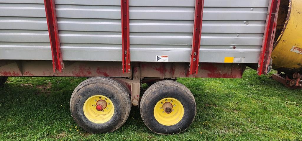 H+S Twin Auger HD Tandem Silage Wagon