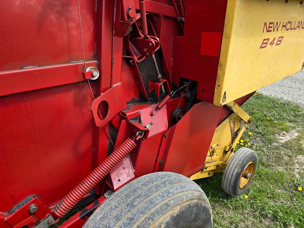 New Holland 848 Round Baler