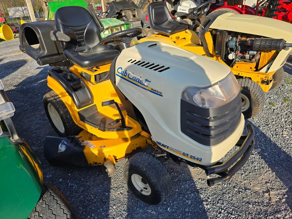 Cub Cadet GT2542 Riding Mower (RUNS)