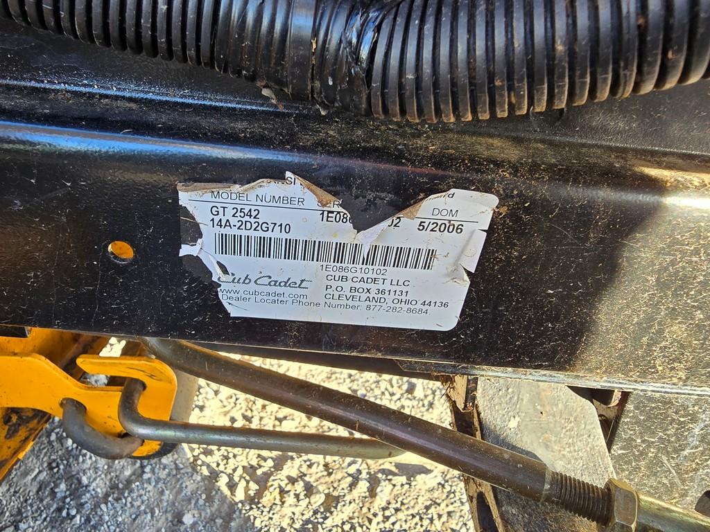 Cub Cadet GT2542 Riding Mower (RUNS)