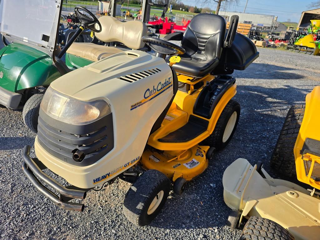 Cub Cadet GT2542 Riding Mower (RUNS)
