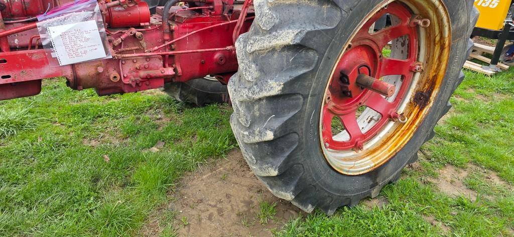 Farmall 560 Tractor (RUNS)