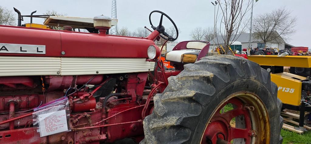 Farmall 560 Tractor (RUNS)