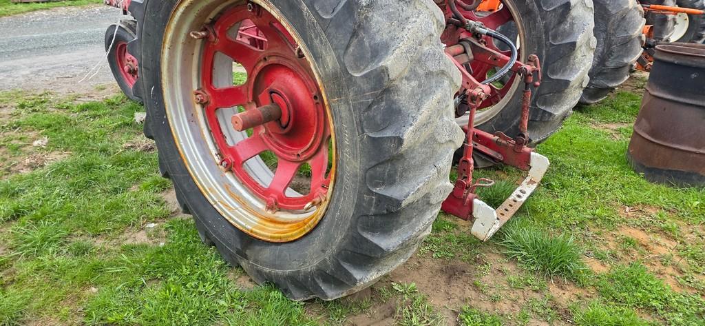 Farmall 560 Tractor (RUNS)