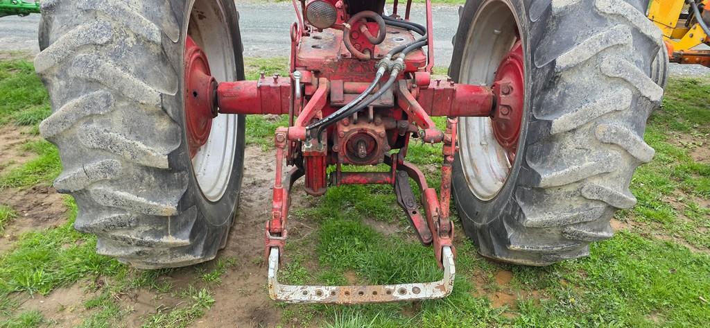 Farmall 560 Tractor (RUNS)