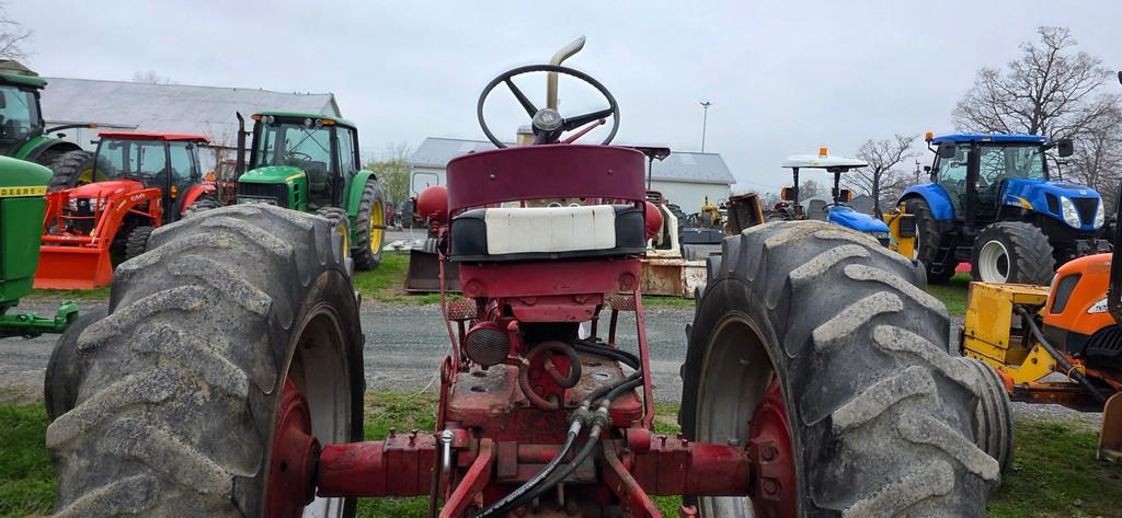 Farmall 560 Tractor (RUNS)
