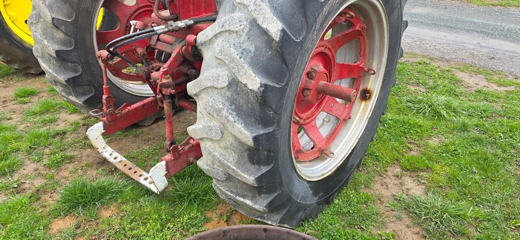 Farmall 560 Tractor (RUNS)