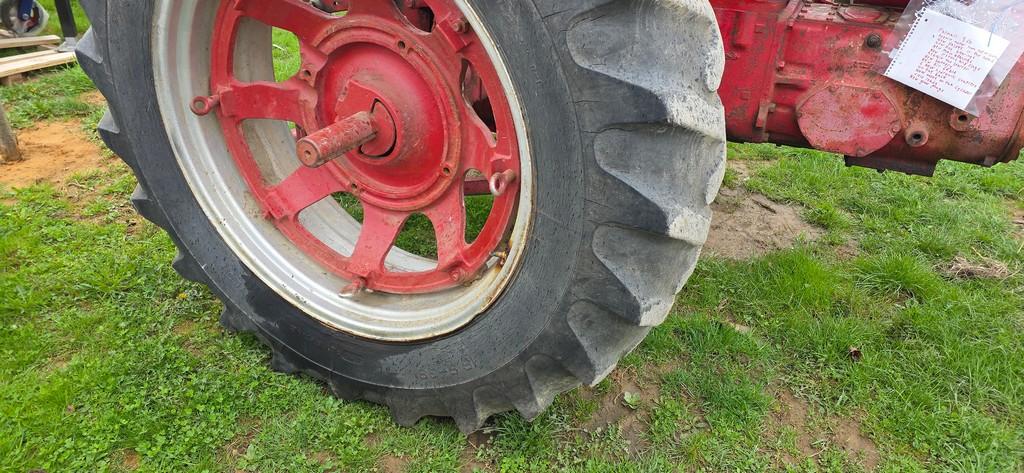 Farmall 560 Tractor (RUNS)