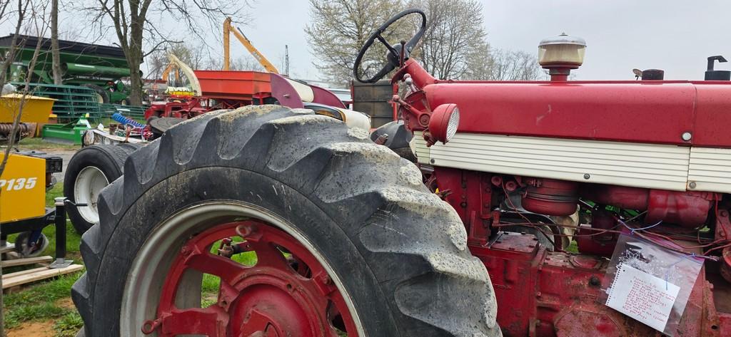 Farmall 560 Tractor (RUNS)