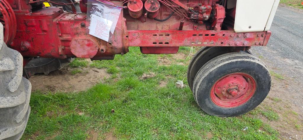 Farmall 560 Tractor (RUNS)