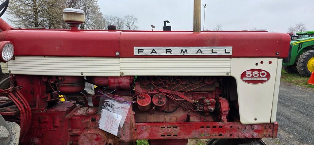 Farmall 560 Tractor (RUNS)