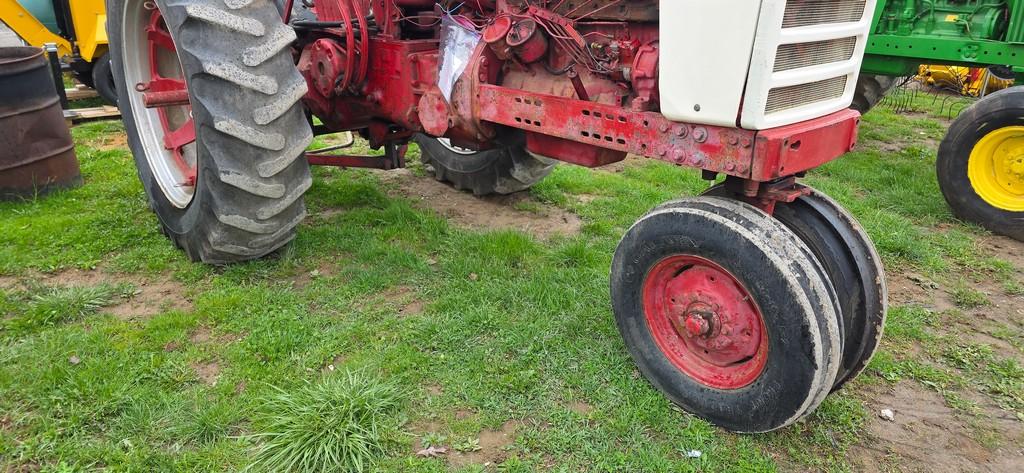 Farmall 560 Tractor (RUNS)